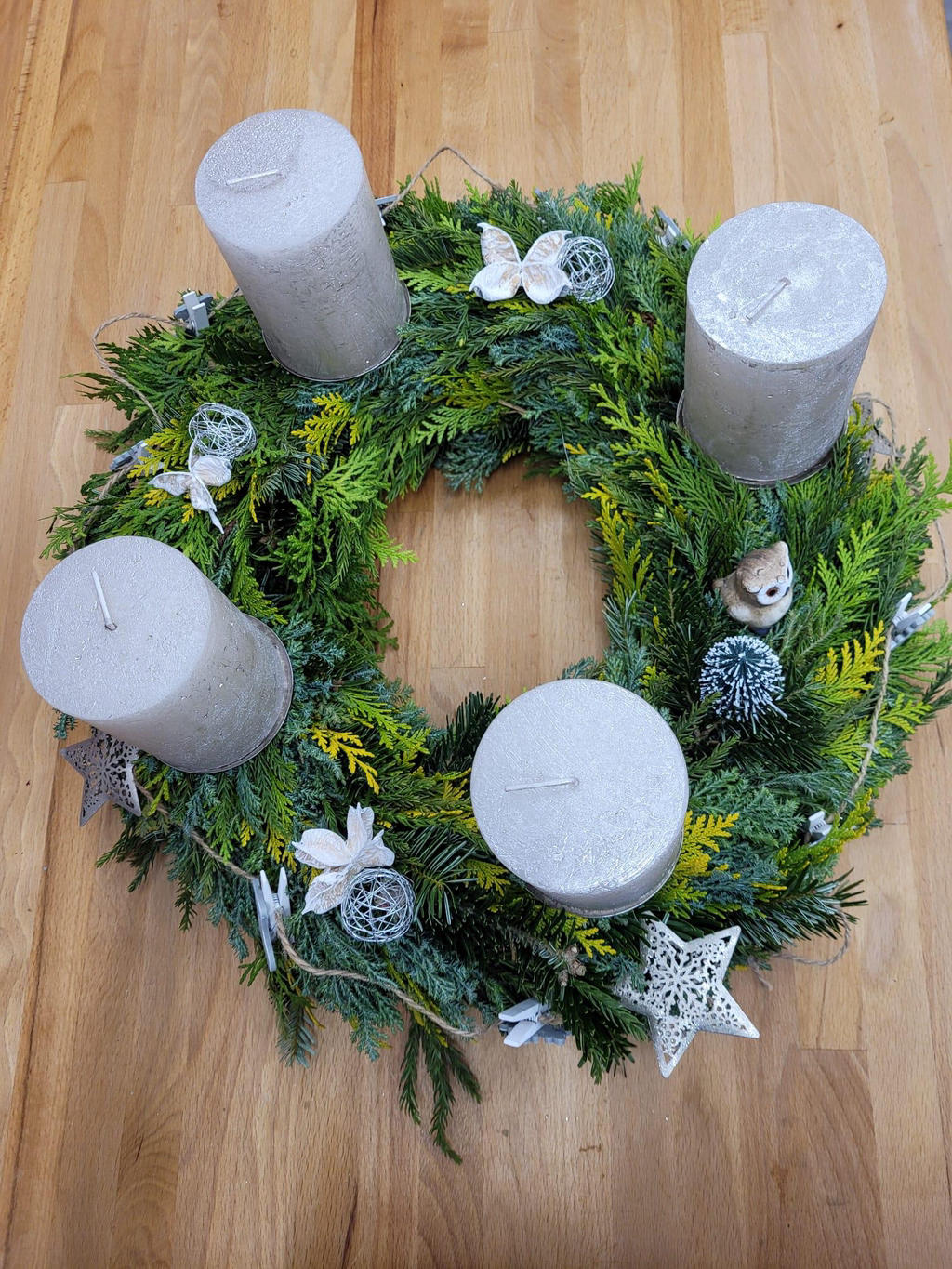 Adventskranz mit vier silbernen Kerzen