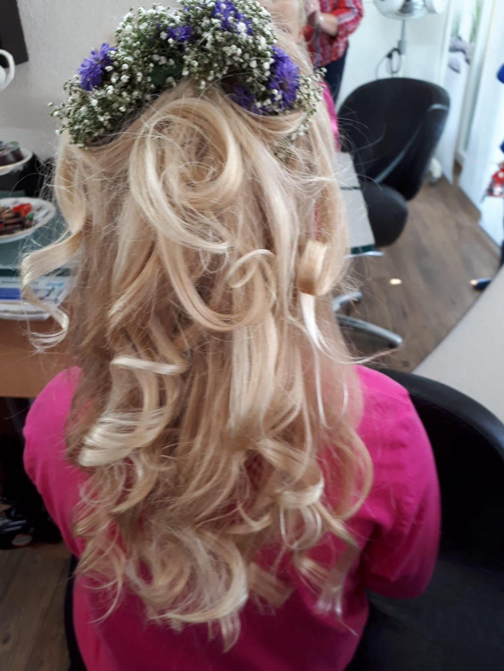 Brautstyling mit Locken und Blumenkranz aus Schleierkraut