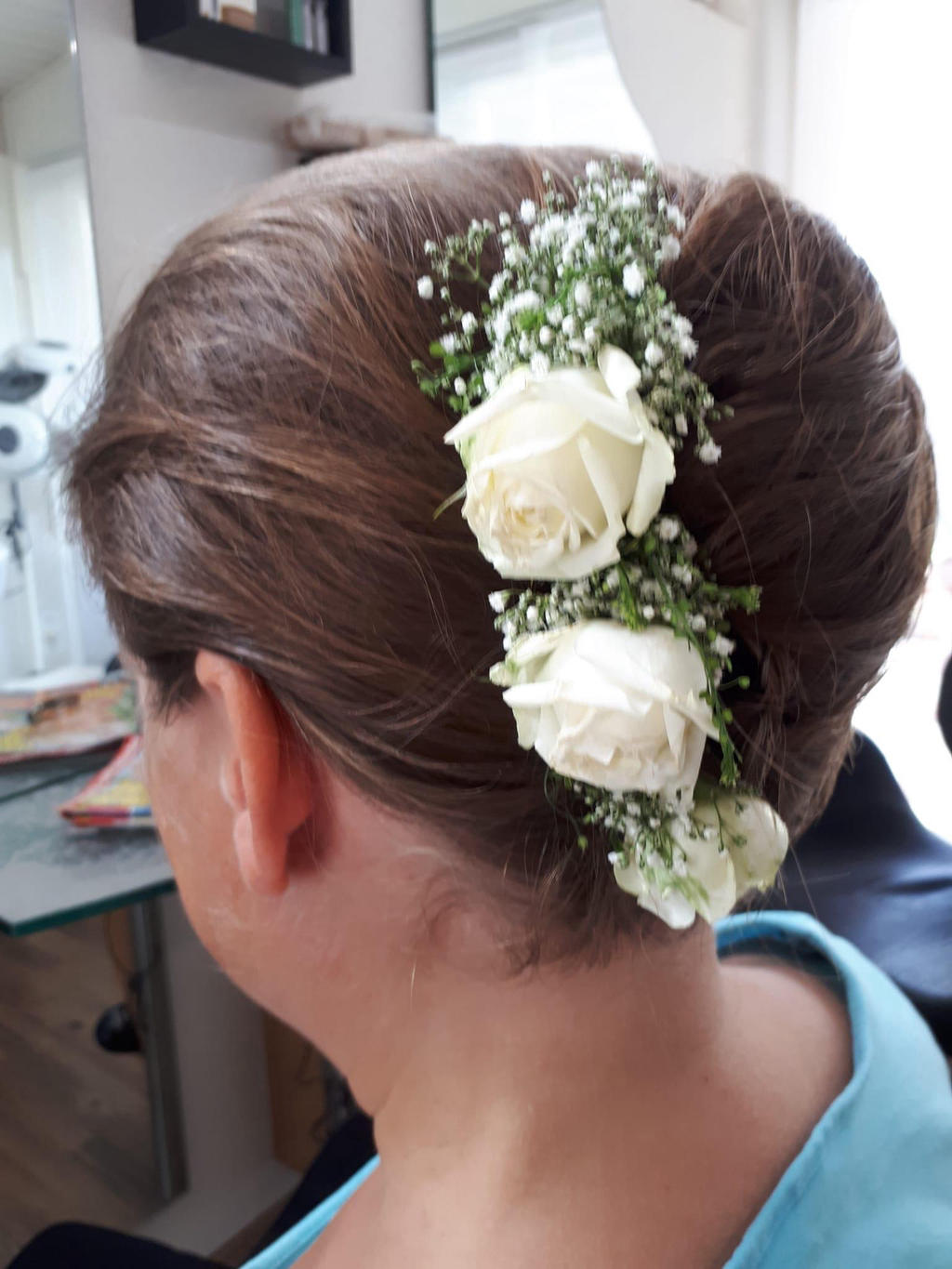 Brautsteckfrisur mit weissen Rosen und Schleierkraut
