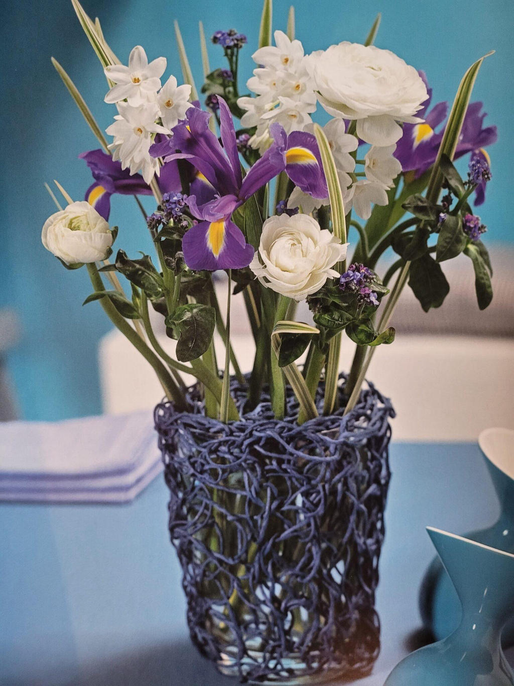 Frühlingsstrauss mit Iris und Ranunkeln