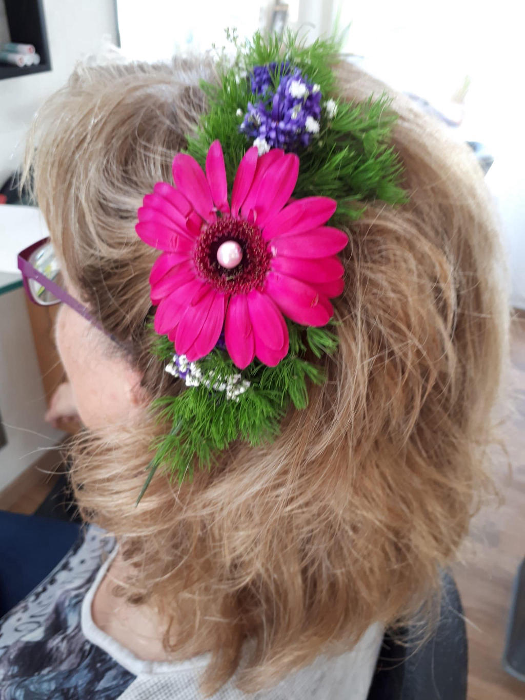 Steckfrisur mit pinker Gerbera