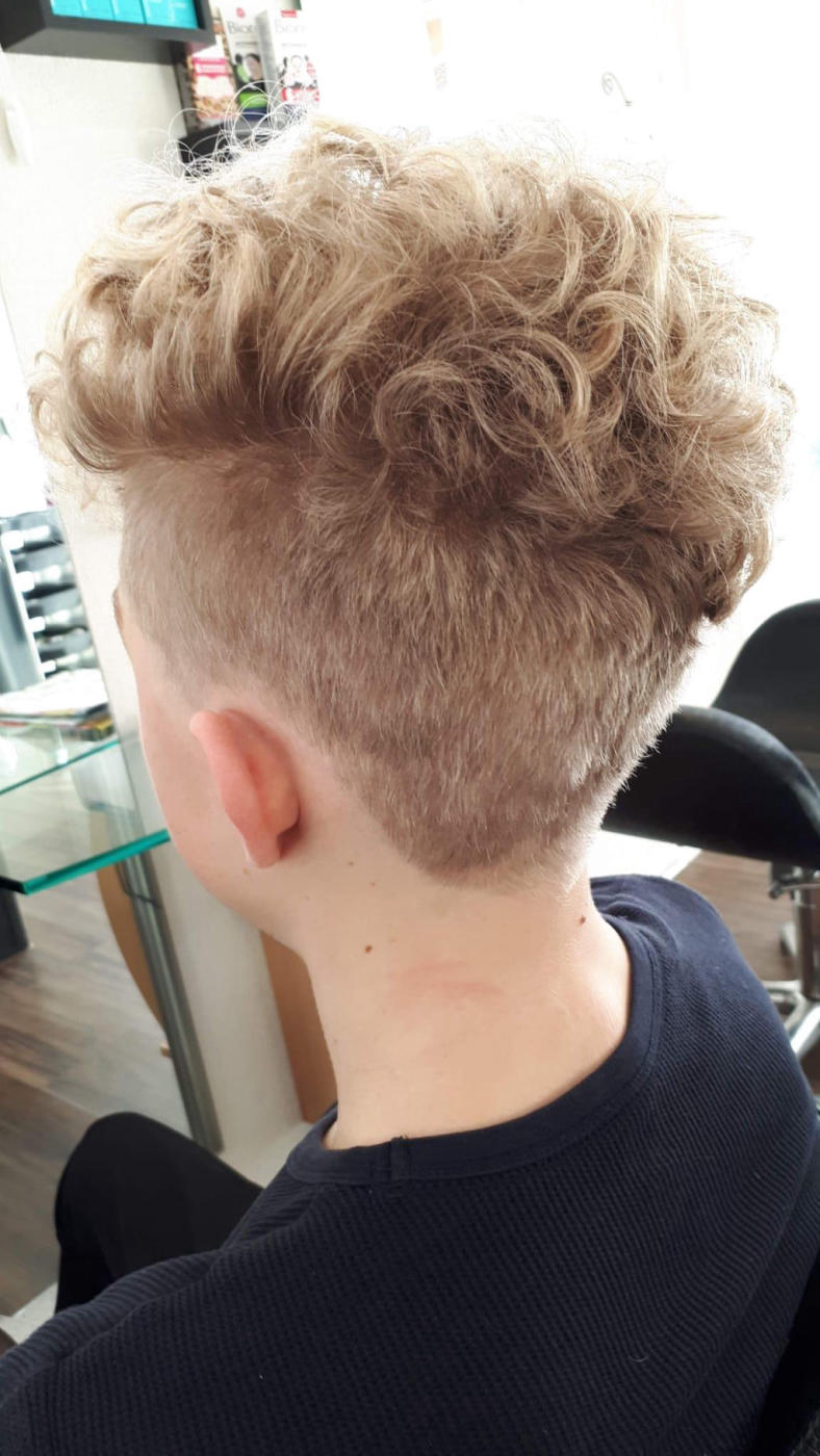 Herrenhaarschnitt mit Locken und kurzen Seiten