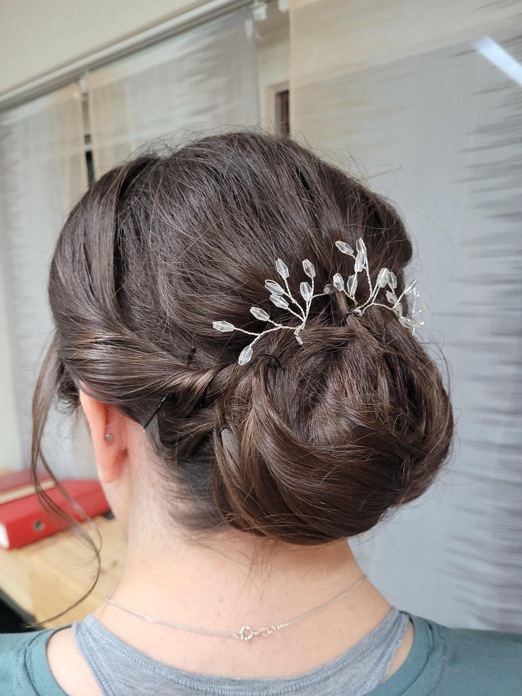 Hochsteckfrisur mit silbernem Haarschmuck