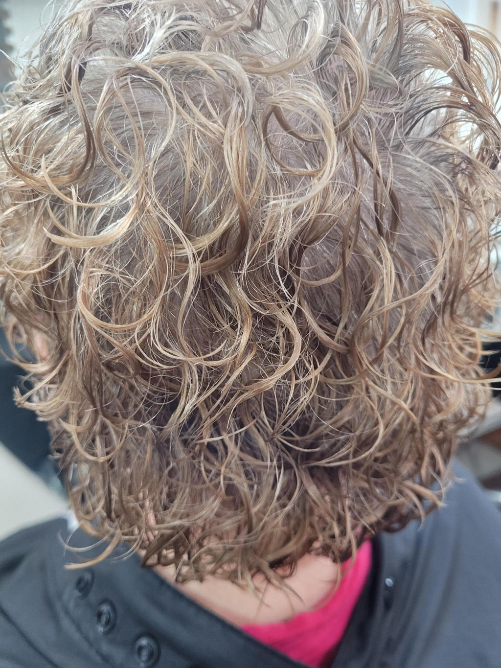 Lockiges Styling mit natürlicher Struktur