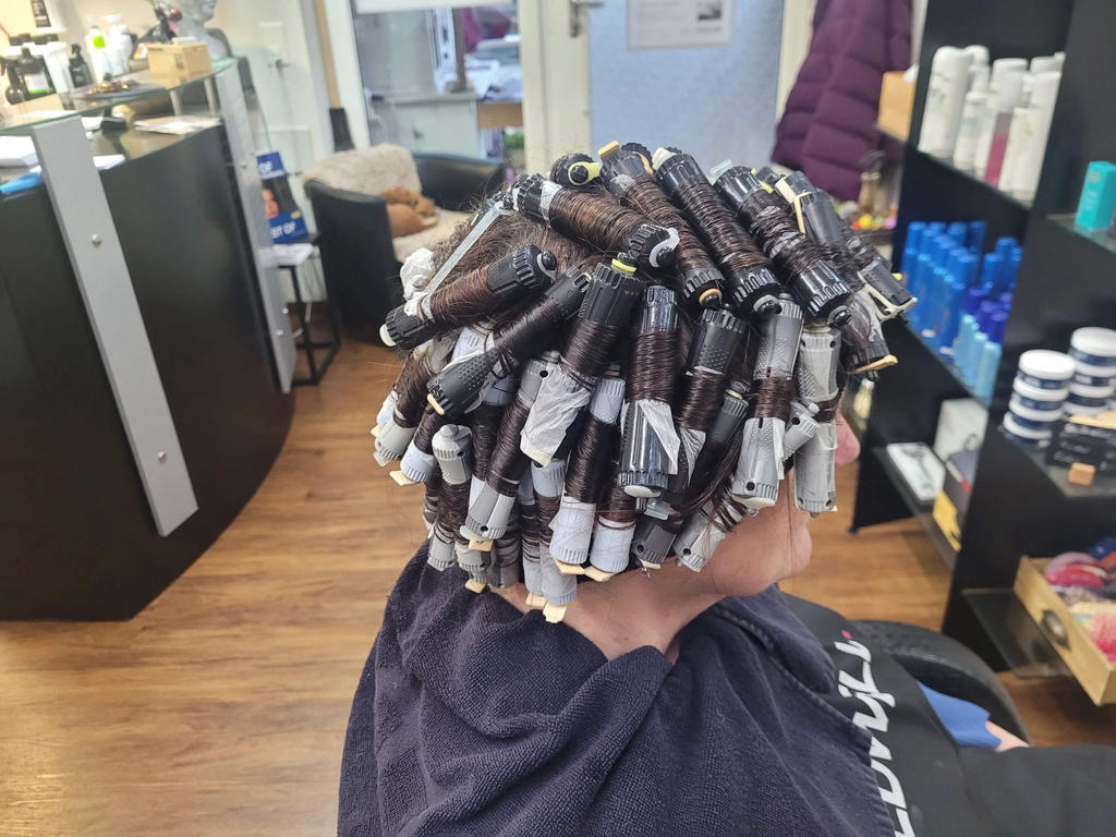 Kopf mit Lockenwicklern im Salon