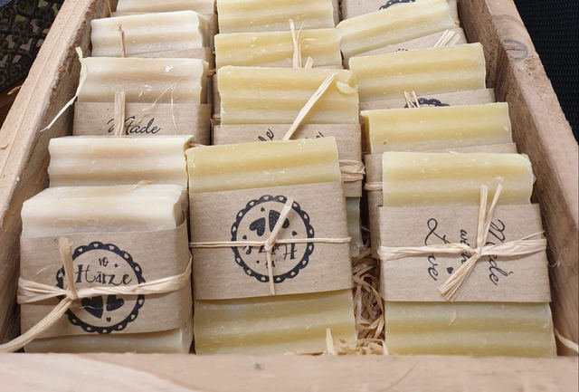 Handgemachte Seife Eselsmilch, gebunden mit Raffia