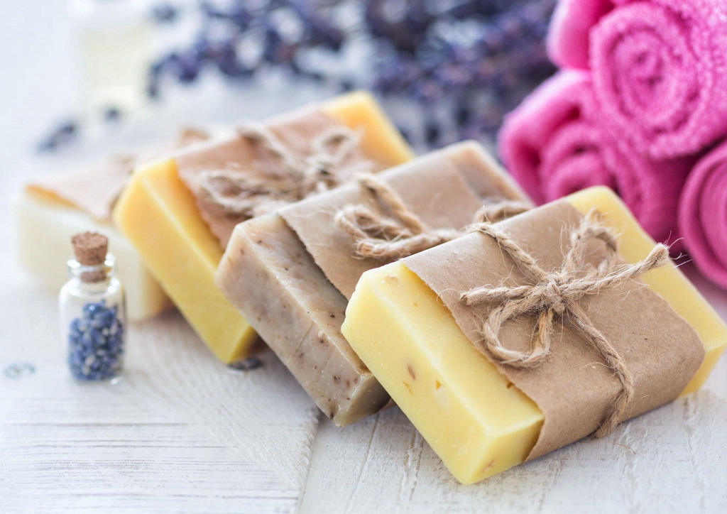Naturseifen mit Lavendel und Blüten